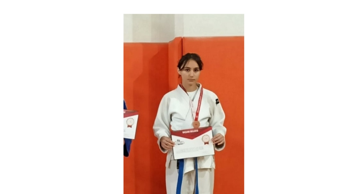  Öğrencimiz, İzmir İl Şampiyonluğu Müsabakalarında Judo Yıldız Kızlar Kategorisinde 3. Oldu